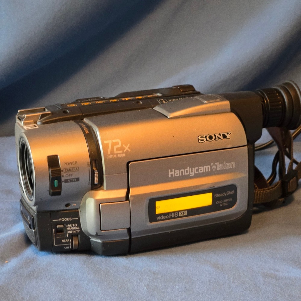 Sony Handycam Vision CCD-TRV75 Video Hi8 XR Camcorder NightShot 72x Zoom Bundle